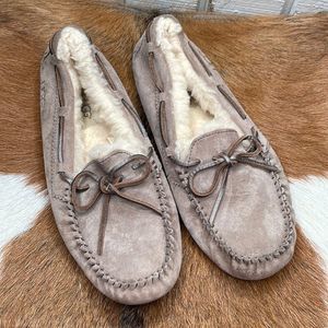UGG Dakota women slippers size 9 Taupe. Excellent condition
